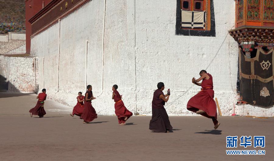 La danse des sorciers du Nouvel An des moines tibétains