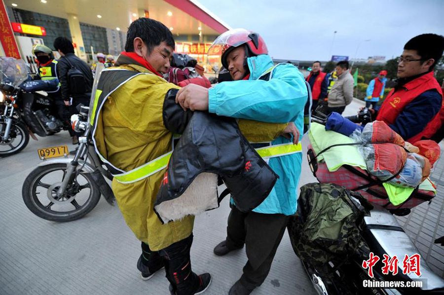 Les travailleurs migrants rentrent chez eux à moto dans le Sud de la Chine