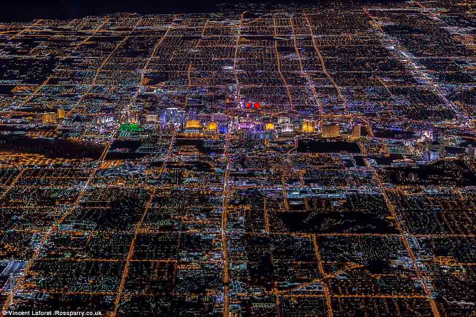 C'est beau, Las Vegas vu de nuit à 10 000 pieds d'altitude…