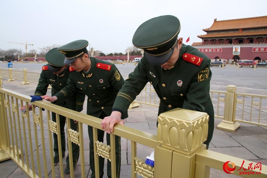 Nettoyage de printemps Place Tian’anmen avant l’ouverture des Deux Sessions