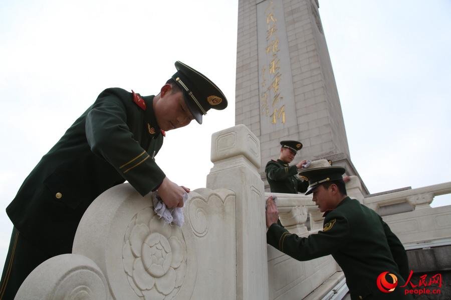 Nettoyage de printemps Place Tian’anmen avant l’ouverture des Deux Sessions