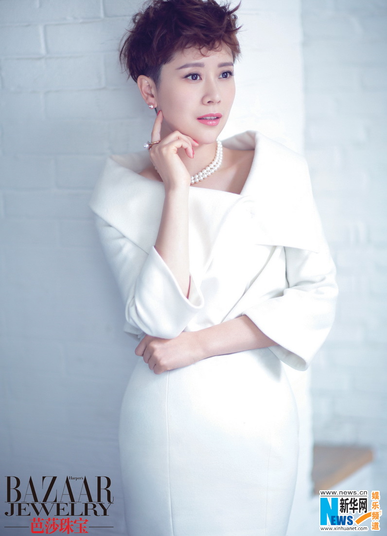 L'actrice chinoise Hai Qing pose pour un magazine