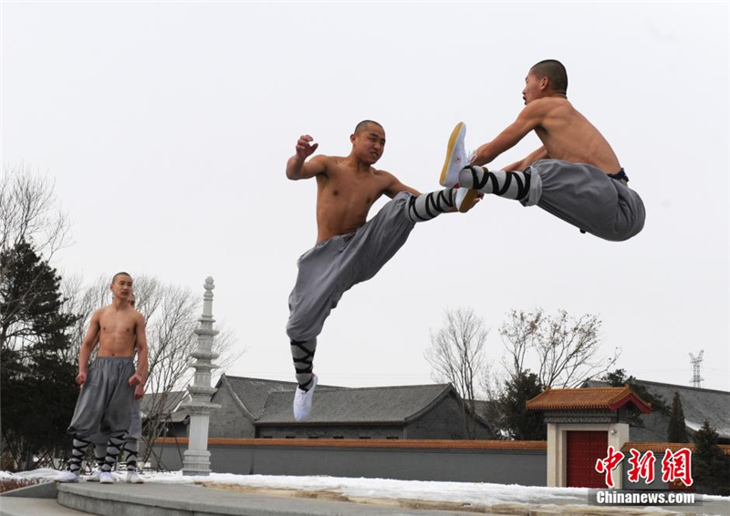 Des moines guerriers Shaolin s'entra?nent dans la neige 