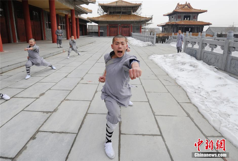 Des moines guerriers Shaolin s'entra?nent dans la neige 