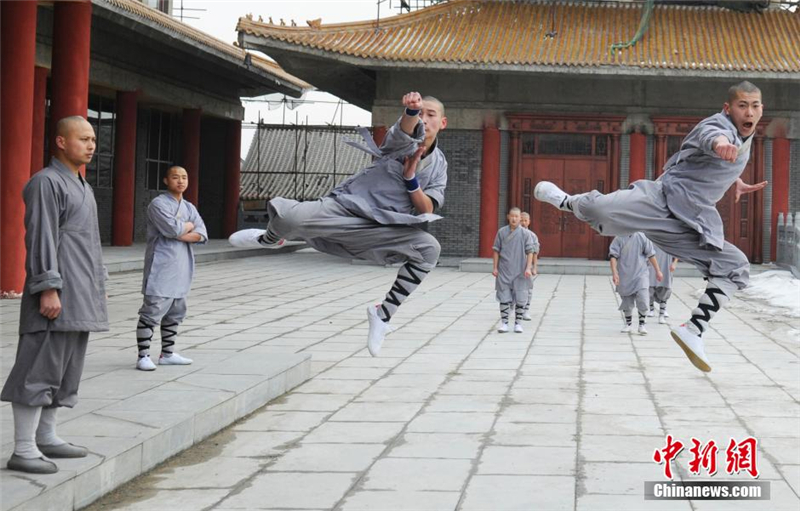 Des moines guerriers Shaolin s'entra?nent dans la neige 