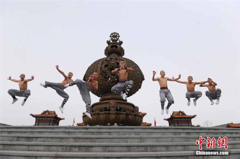 Le 2 mars, des moines guerriers pratiquent le kung-fu dans la neige.