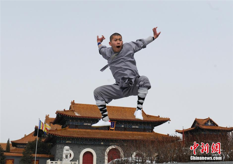 Des moines guerriers Shaolin s'entra?nent dans la neige 