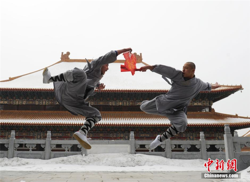 Des moines guerriers Shaolin s'entra?nent dans la neige 