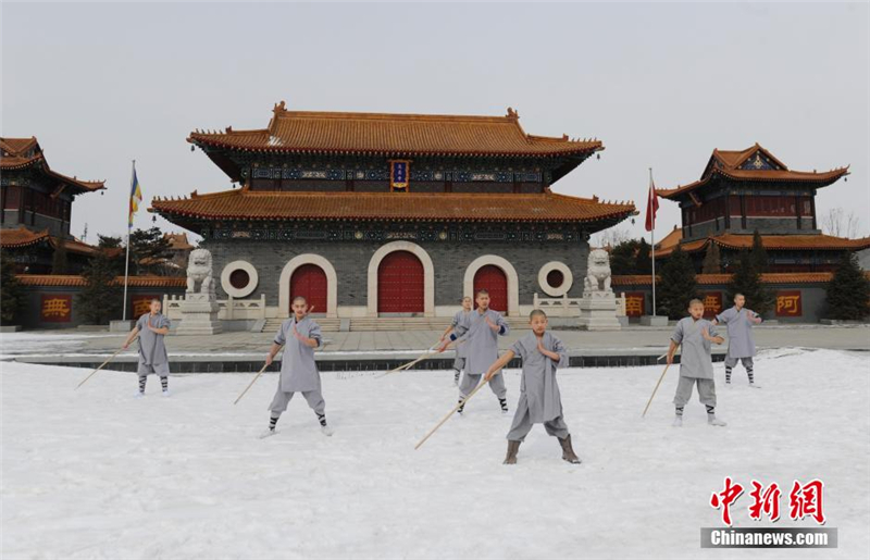 Des moines guerriers Shaolin s'entra?nent dans la neige 