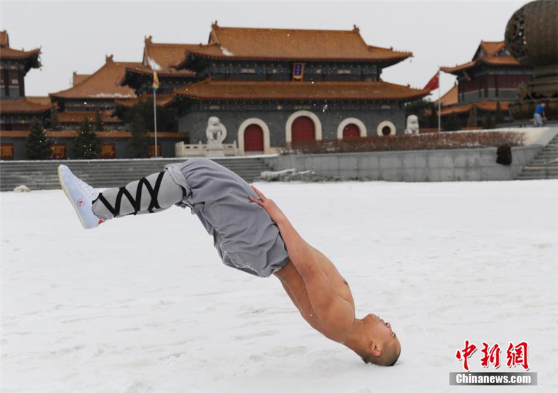 Des moines guerriers Shaolin s'entra?nent dans la neige 