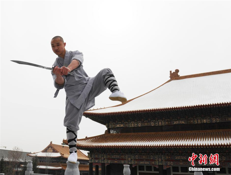 Des moines guerriers Shaolin s'entra?nent dans la neige 