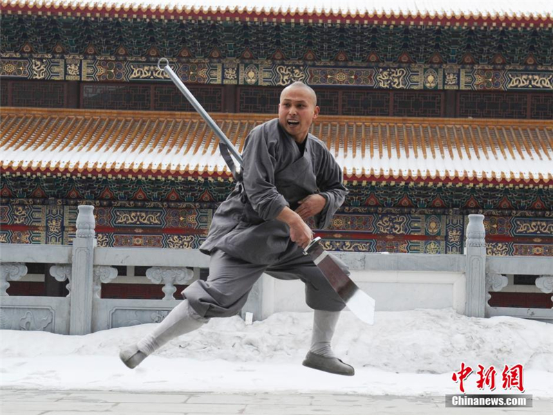 Des moines guerriers Shaolin s'entra?nent dans la neige 