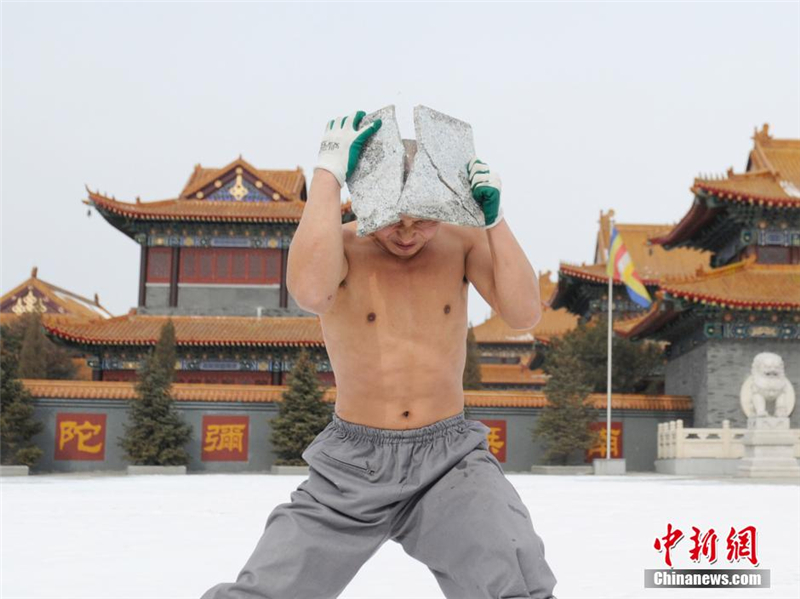 Des moines guerriers Shaolin s'entra?nent dans la neige 