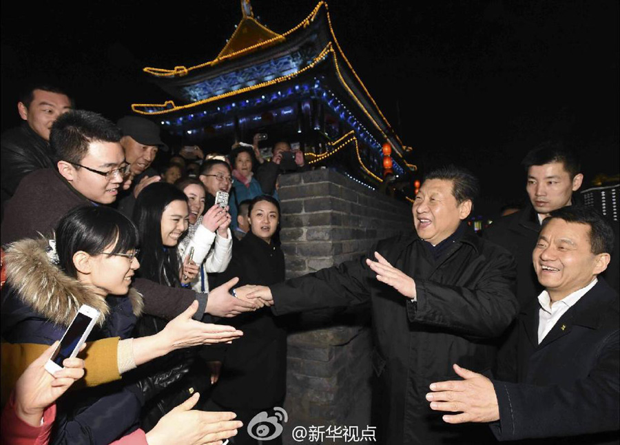 Echanges cordiaux entre Xi Jinping et les habitants sur les murailles de Xi’an