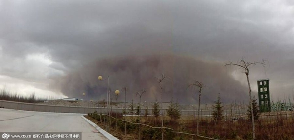 Mardi 31 mars, vers 18h30, une forte tempête de sable a sévi à Golmud dans la province chinoise du Qinghai, donnant la véritable impression de se retrouver dans une scène du film ?Interstellaire?. [Photo/CFP]