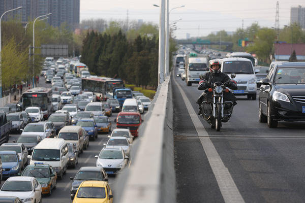 Bouchon, le long de la section Beianhe de l'autoroute Beijing-Tibet, le dernier jour de la fête du Festival de Qingming. [Photo : Wang Jing/China Daily]