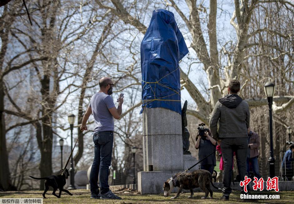 New York : une statue de Snowden retirée par les autorités