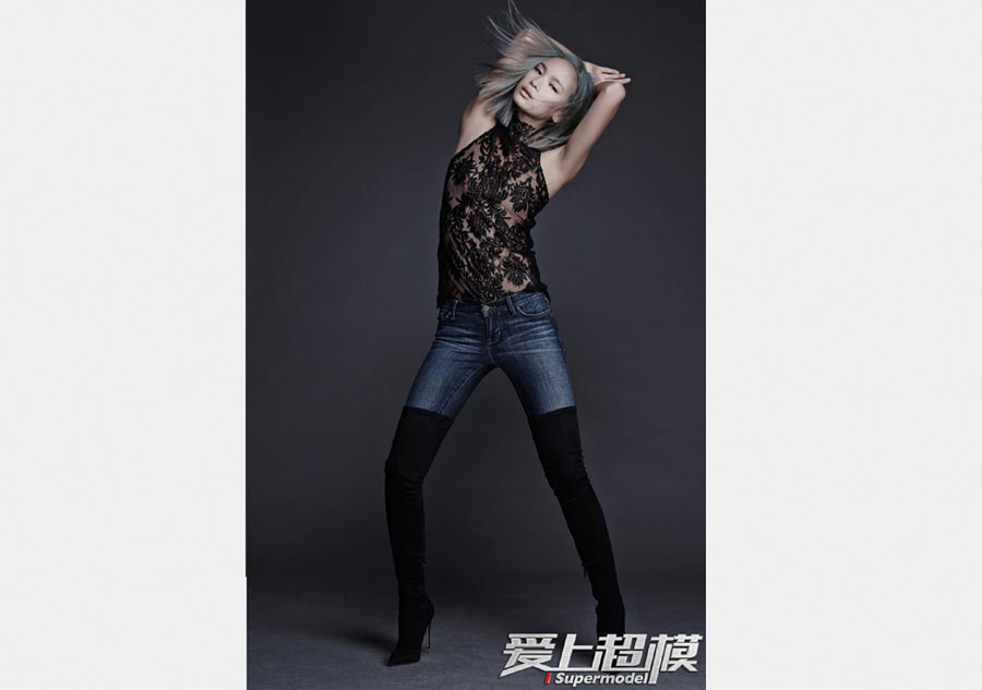 Une candidate de l'émission de téléréalité "Supermodel" pose pour des photos. [Photo/Xinhua]