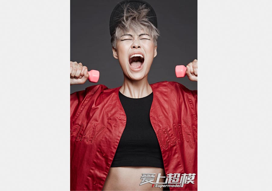 Une candidate de l'émission de téléréalité "Supermodel" pose pour des photos. [Photo/Xinhua]