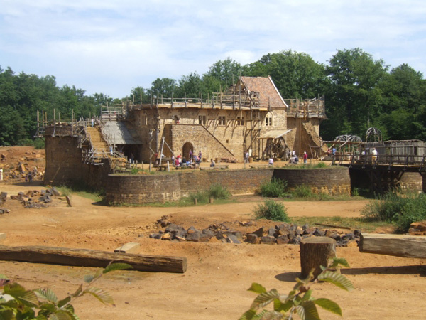 Un Fran?ais reconstruit un chateau médiéval avec les techniques d'époque