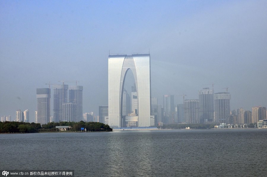 Image de la la Porte de l'Orient ?, également surnommée ?le cale?on long ? par les résidents locaux, le nouveau batiment phare de la ville de Suzhou (province chinoise du Jiangsu), qui sera achevé cet automne après 11 ans de travaux, le samedi 11 avril.[Photo/IC]