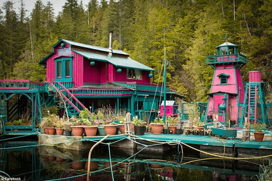 Le bonheur d'un couple canadien les pieds dans l'eau 