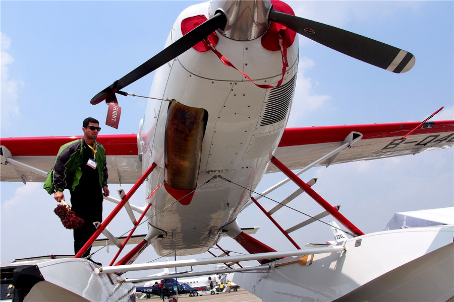 De nombreux aéronefs sont arrivés lundi sur le tarmac, où plus de 170 exposants sont attendus pour prendre part à cet important événement du secteur de l'aviation d'affaires, qui se déroule du 14 au 16 avril 2015. [Photo/Xinhua] 