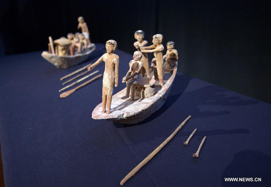 D'objets anciens égyptiens sont vus dans une cérémonie dans la National Geographic Society à Washington D.C., aux états-Unis, le 22 avril 2015. L'Immigration and Customs Enforcement (ICE) des Etats-unis rendent mercredi de nombreux d'objets au gouvernement de l'Egypte lors d'une enquête à New York. (Xinhua/Yin Bogu) 