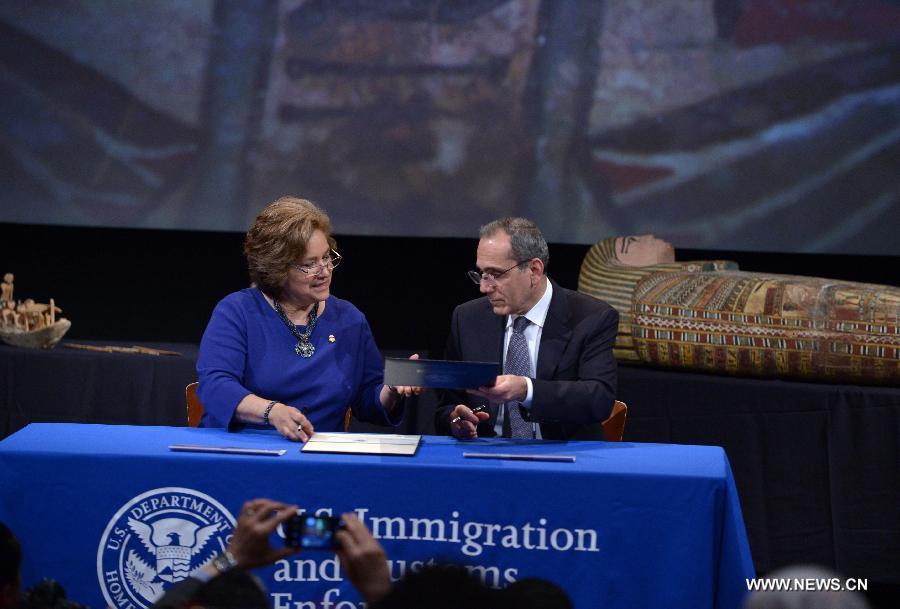 Le directrice d'Immigration and Customs Enforcement (ICE) Sarah Saldana (G) et l'ambassadeur de l'Egypte aux états-Unis Mohamed Tawfik signent des documents pour le rapatriement des objets anciens dans la National Geographic Society à Washington D.C., aux états-Unis, le 22 avril 2015. L'Immigration and Customs Enforcement (ICE) des Etats-unis rendent mercredi de nombreux d'objets au gouvernement de l'Egypte lors d'une enquête à New York. (Xinhua/Yin Bogu)