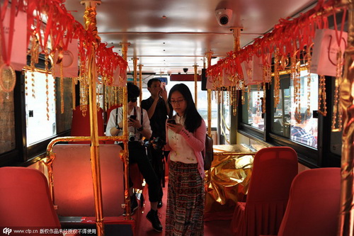 Des gens cherchent l'or à l'intérieur du bus. [Photo / CFP]