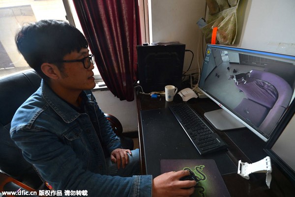 Zhang Zehui observe le comportement de chiens grace à des moniteurs installés dans le chenil, à Shijiazhuang, capitale de la Province du Hebei, dans le Nord de la Chine, le 7 avril 2015. [Photo / IC]