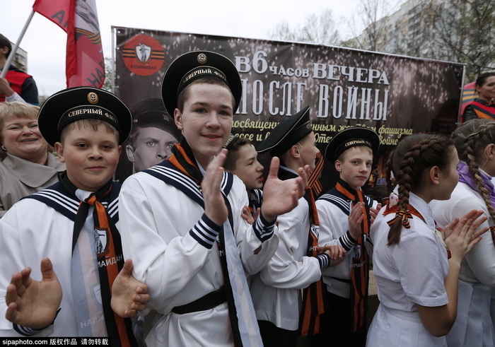 Flashmob dansant et chantant sur la Seconde Guerre mondiale à Moscou