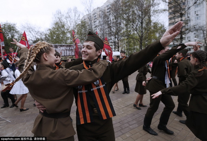 Flashmob dansant et chantant sur la Seconde Guerre mondiale à Moscou