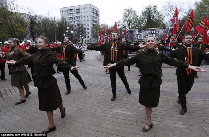 Flashmob dansant et chantant sur la Seconde Guerre mondiale à Moscou