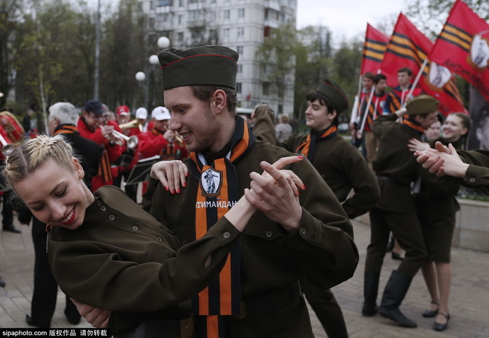 Flashmob dansant et chantant sur la Seconde Guerre mondiale à Moscou