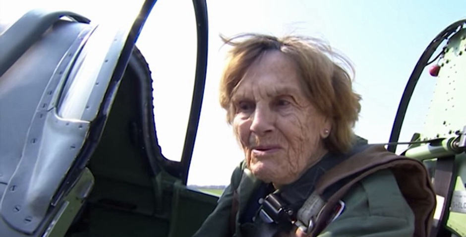 A 92 ans ans, elle reprend les commandes d'un avion 