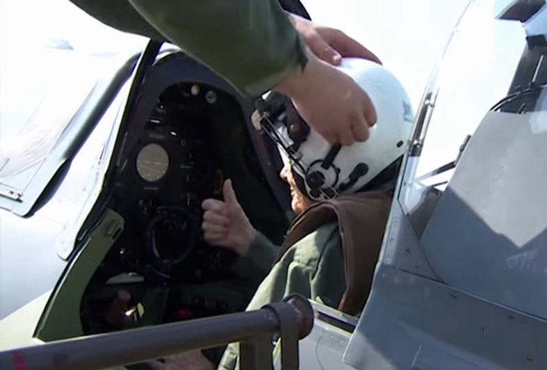 A 92 ans ans, elle reprend les commandes d'un avion 