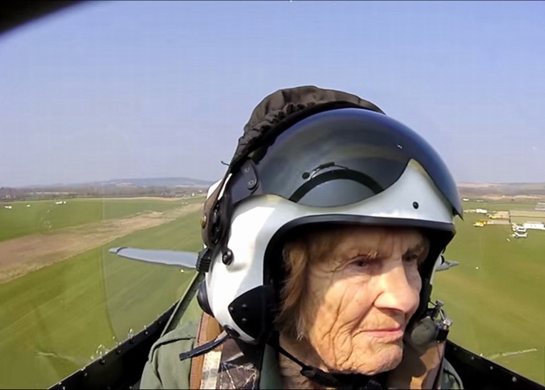 A 92 ans ans, elle reprend les commandes d'un avion 