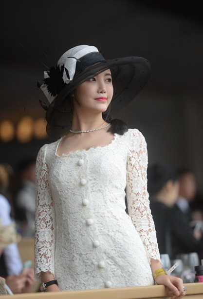 Une jeune femme prend la pause, à l'occasion de la LGCT, la compétition internationale de saut d'obstacles à Shanghai, le 9 mai 2015. [Photo/IC]