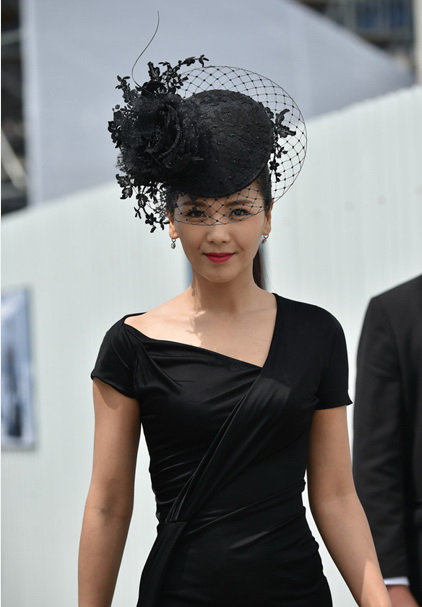 L'actrice chinoise Liu Tao assiste au Longines Global Champions Tour (LGCT), la compétition internationale de saut d'obstacles à Shanghai, le 10 mai 2015. [Photo/IC]