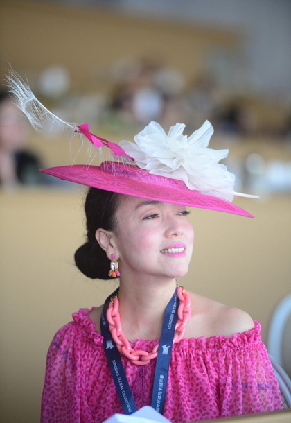 Une jeune femme prend la pause, à l'occasion de la LGCT, la compétition internationale de saut d'obstacles à Shanghai, le 9 mai 2015. [Photo/IC]