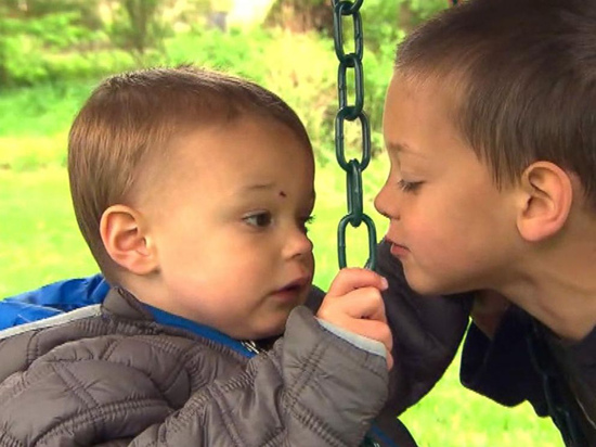 Le jeune Avery avec son frère ainé, après son opération.