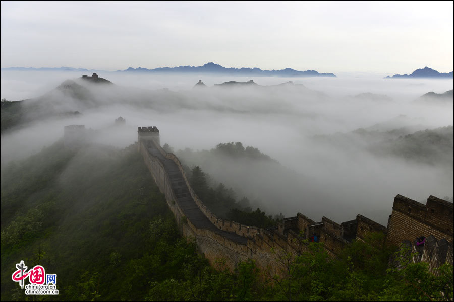 Chine : la Grande Muraille navigue dans une mer de nuages