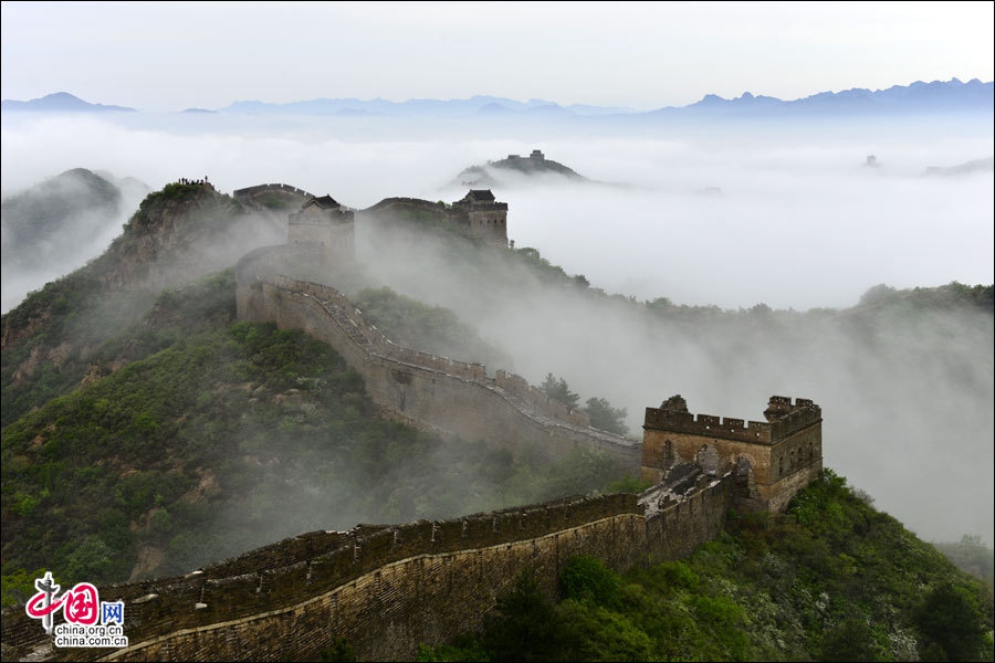 Chine : la Grande Muraille navigue dans une mer de nuages