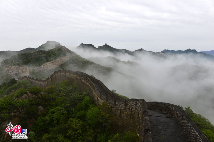 Chine : la Grande Muraille navigue dans une mer de nuages