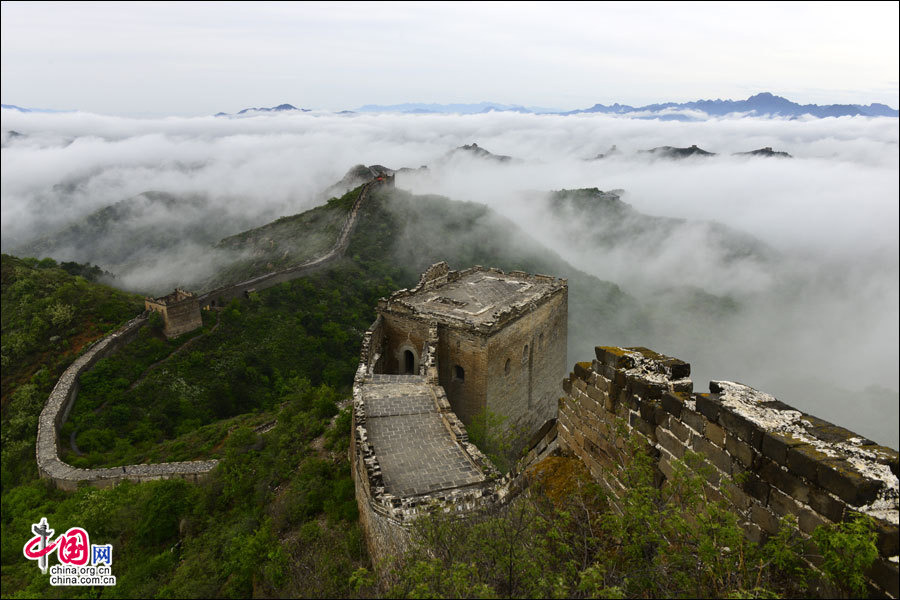 Chine : la Grande Muraille navigue dans une mer de nuages