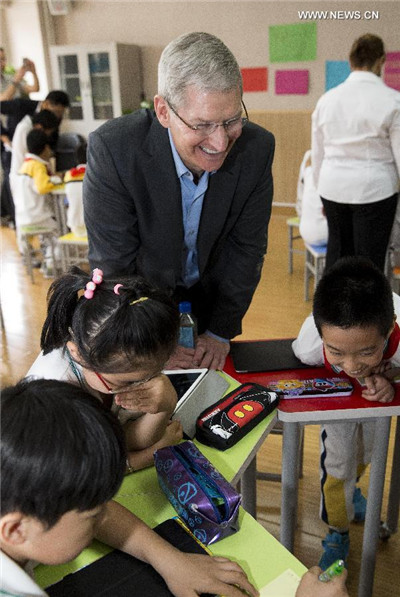 Tim Cook assiste à une le?on à l'école primaire de l'Université de Communication de Chine, le 12 mai 2015. [Photo / Xinhua]