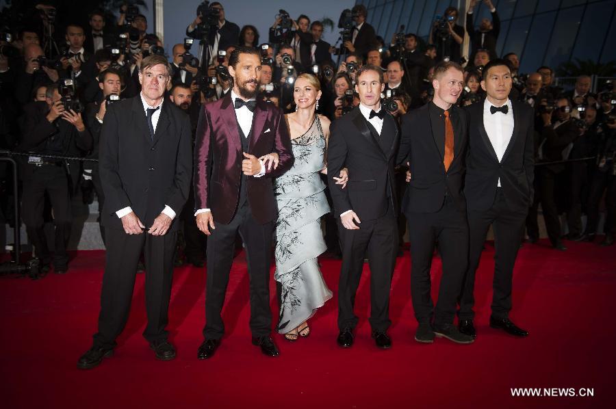 Le casting assiste à la première du film Sea of tree lors du 68e festival de Cannes en France, le 16 mai 2015. (Xinhua/Chen Xiaowei)