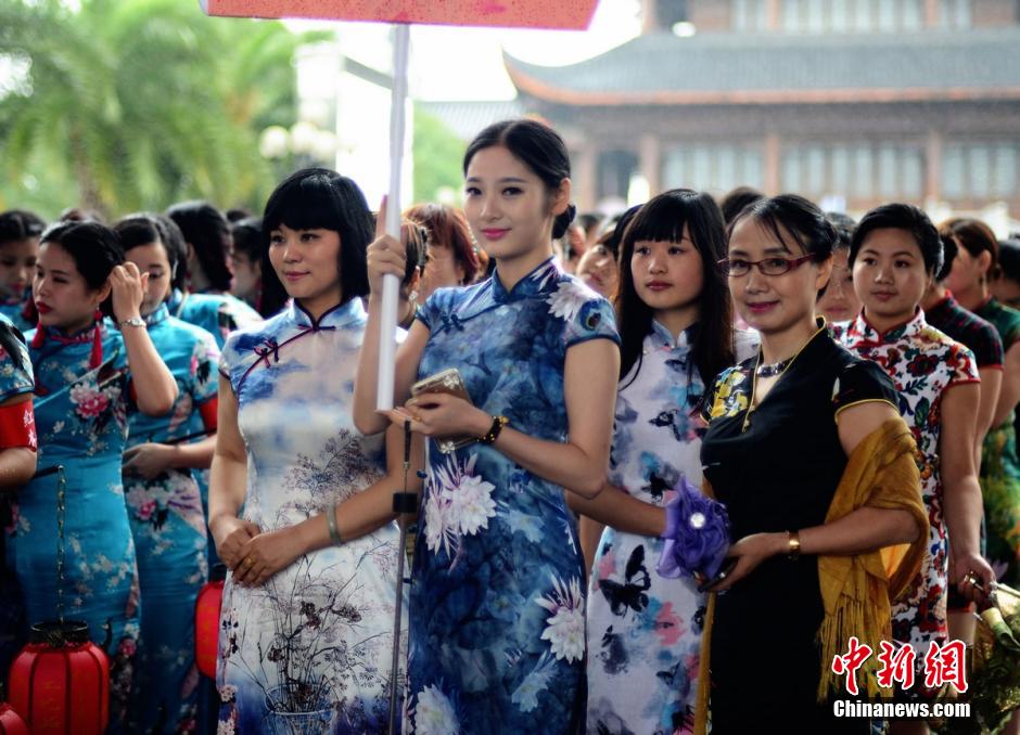 Des femmes revêtent des cheongsams pour un record Guinness