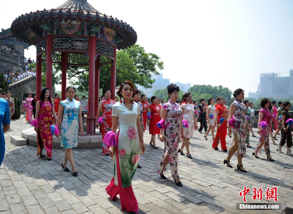 Des femmes revêtent des cheongsams pour un record Guinness